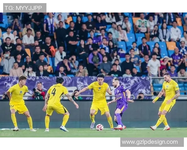 足球球星情绪失控场边突发冲动举动竟对热情粉丝挥手相向